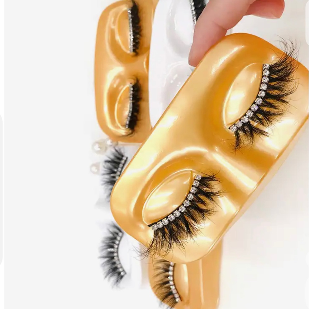 🔴SOLD🔴Long Mint Rhinestone Eye Lashes - Picture 2 of 2